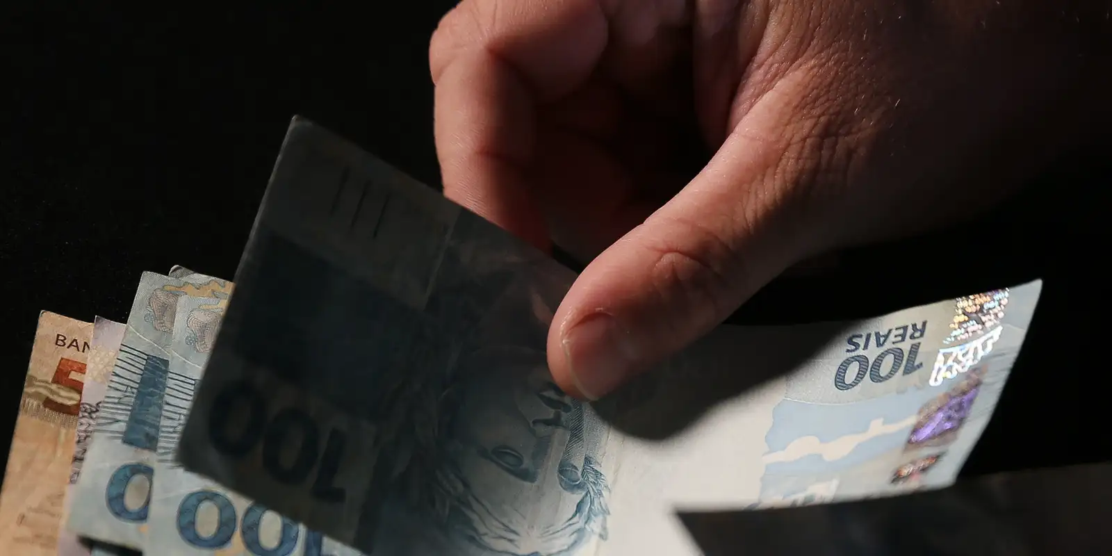 Governo avalia uso do FGTS para quitar dívidas, diz Durigan